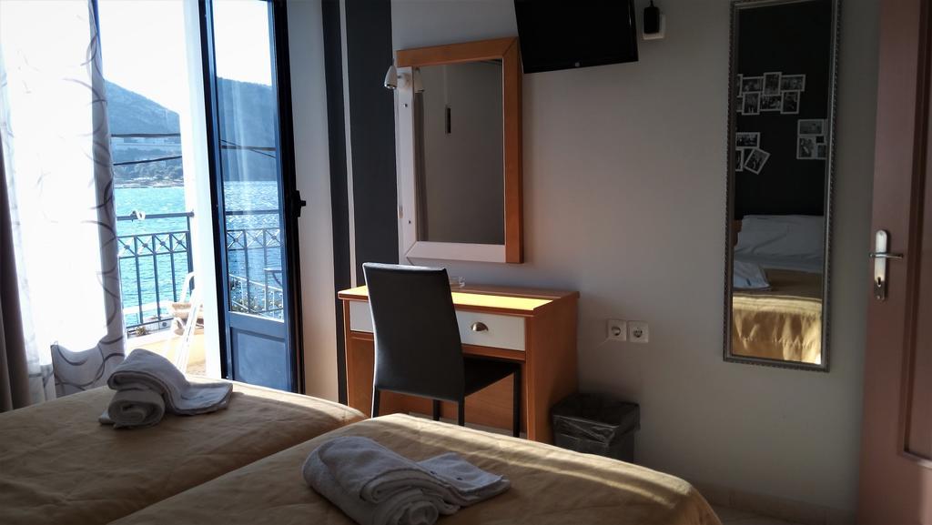 Iridanos Hotell Antikyra Eksteriør bilde